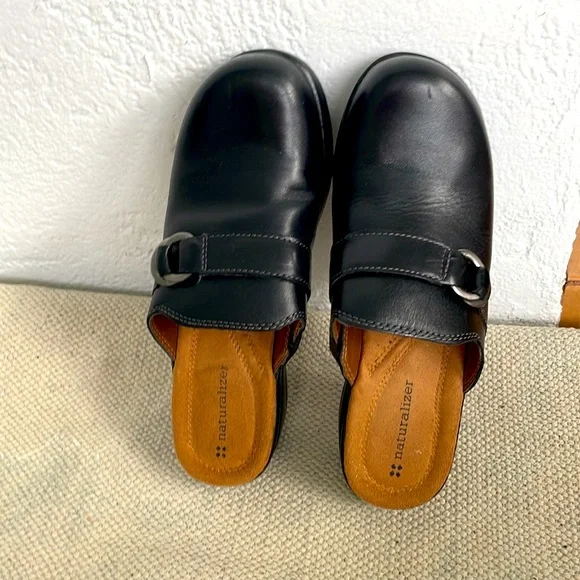 Naturalizer Black Leather Clogs‎ with Silver Buckle Embellishment size 8M - Picture 2 of 9